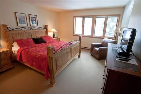 5 bedrooms, desk, iron/ironing board, travel crib