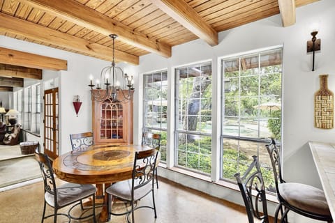 Kitchen breakfast nook