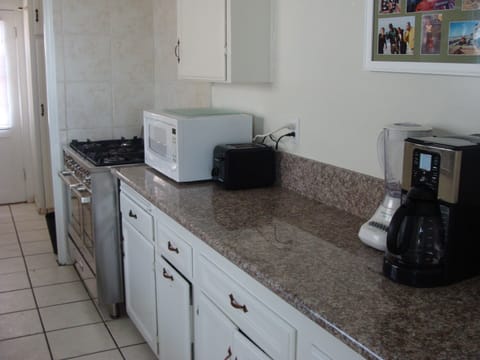 Kitchen area - Stove with 2 ovens and 5 burners
