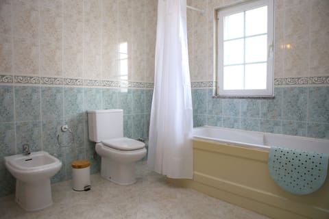 Combined shower/tub, hair dryer, bidet, towels