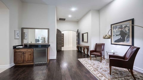 Master Bed - King bed w/ en suite, sitting area, wet bar & mini fridge