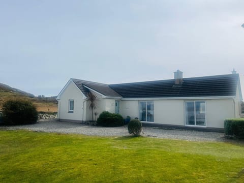 Ballyconneely Holiday Cottage No 5, family-friendly holiday accommodation in Connemara, Ballyconeely, County Galway, Ireland