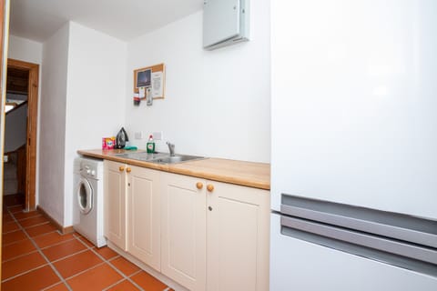 Stone Cottage Holiday Home, Sustainable Seaside Self-Catering Green Holiday Home Available in Ballinskelligs, County Kerry