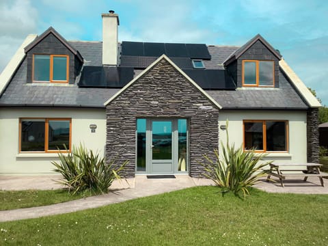 Stone Cottage Holiday Home, Sustainable Seaside Self-Catering Green Holiday Home Available in Ballinskelligs, County Kerry