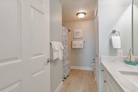 Combined shower/tub, hair dryer, towels