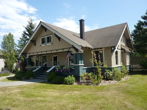 Historic Acanthus House with 5 units available.

Within walking distance to restaurants, laundromat and local amenities.

This is a non-smoking unit