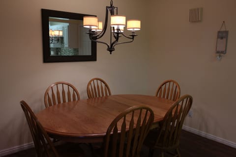 Dining area seats 6