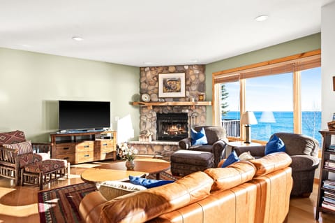 Gas Fireplace Lake view is incredible Living room, Kitchen & Dining 