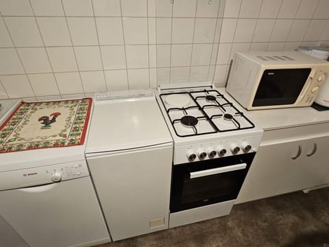 Fridge, microwave, stovetop, dishwasher