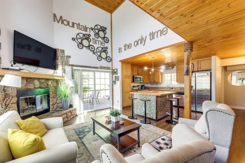 Crestline Vacation Rental | 2BR | 2BA | 1,495 Sq Ft | Steps Required