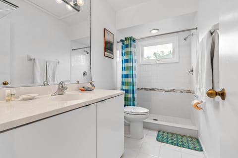 Combined shower/tub, hair dryer, towels