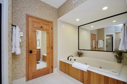 Combined shower/tub, towels