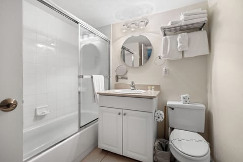 Combined shower/tub, hair dryer, towels