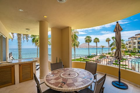 2. Etage direkt am Strand - Medano Beach Villa mit Blick auf Lands End und die Bucht von Los Cabos! apartment in Cabo San Lucas