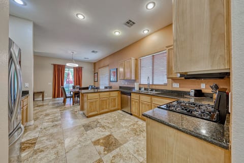 Private kitchen | Fridge, microwave, oven, stovetop