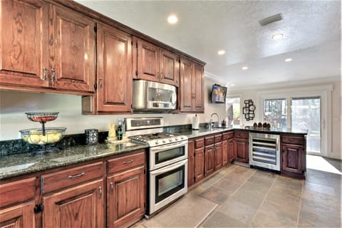 KitchenAid Appliances Hydronic heated floor, Mini Bar, Ice maker, wine Cellear