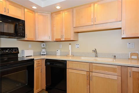 Private kitchen | Microwave, dishwasher, coffee/tea maker, toaster