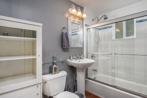 Combined shower/tub, hair dryer, towels