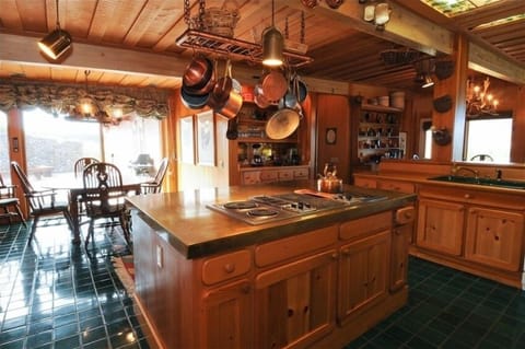 Fully equipped kitchen, with room for helpers!