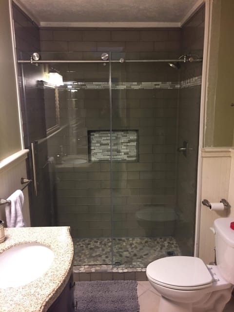 Combined shower/tub, jetted tub, rainfall showerhead, hair dryer