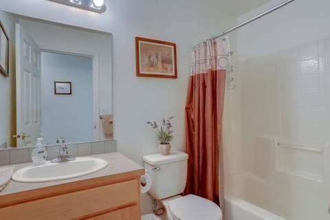 Combined shower/tub, hair dryer, towels