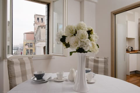 Dining room with canal views through 3 windowsview to Giudecca canal