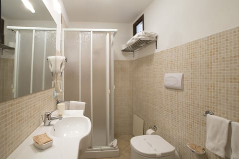 Combined shower/tub, hair dryer, towels