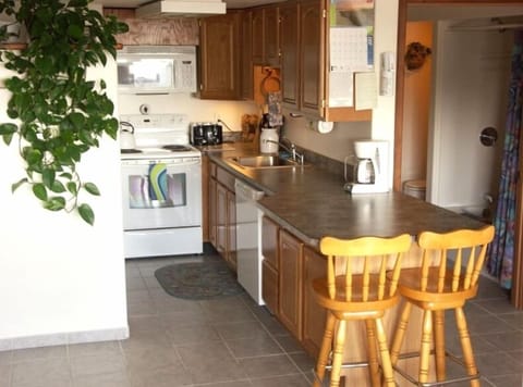 Full kitchen, Full Bath