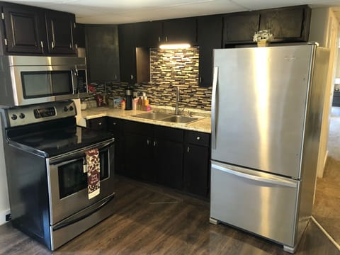 Private kitchen | Fridge, microwave, oven, stovetop