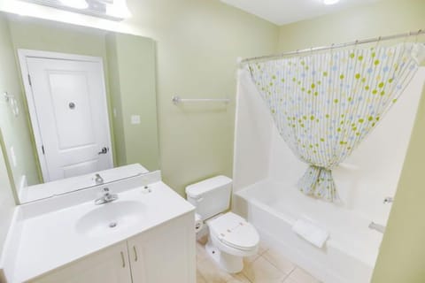 Combined shower/tub, towels