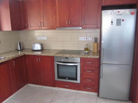 Microwave, oven, dishwasher, coffee/tea maker