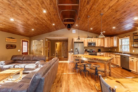 The Beautiful Whitetail Ridge-Luxury 5BR Cabin, Just minutes from downtown (320)