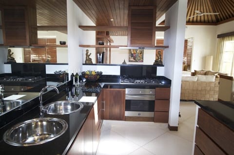 Full equipped kitchen with granite work tops