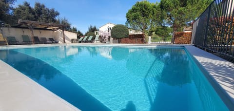 Piscine privée sécurisée de 5 * 10m
Private secured pool of 5 * 10m