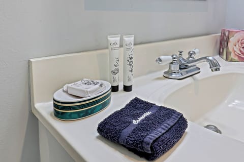 Combined shower/tub, hair dryer, towels, soap