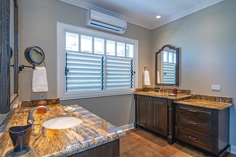 Combined shower/tub, hair dryer, towels