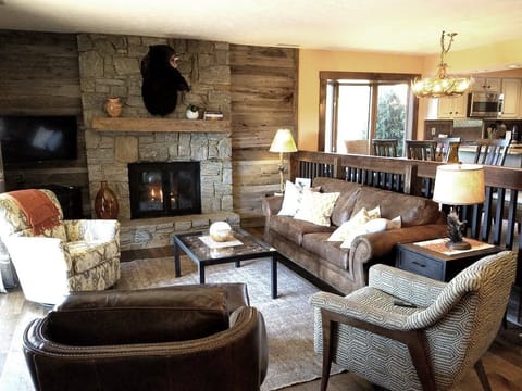 The living room offers a modern mountain  atmosphere with reclaimed wood accents