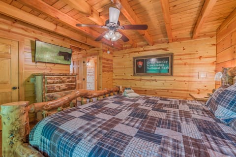 Master bedroom 1 downstairs.
King Bed.