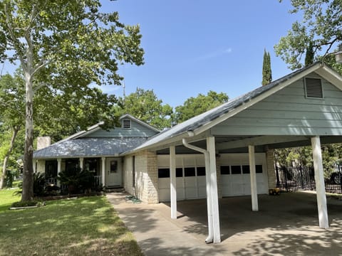 front of house with plenty of parking