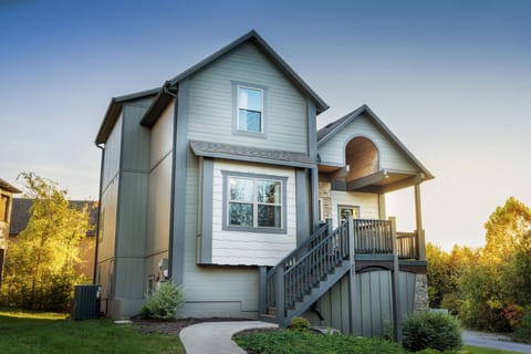 BellHaven - Front porch and back deck with lower level walk out