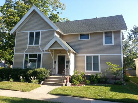 Welcome to the Michiana Apartment #3 in beautiful South Haven, Michigan!