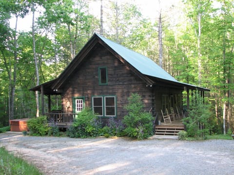 Beautiful Log Cabin in Scenic, Private Setting