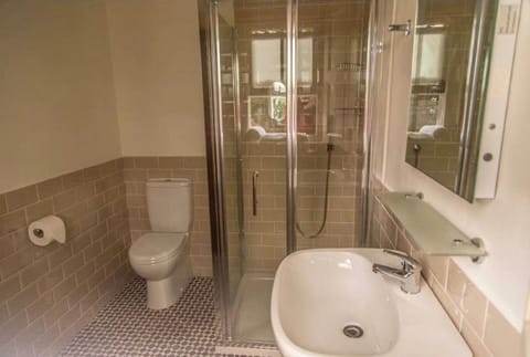 Shower, hair dryer, heated floors, towels