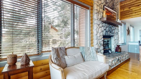 Deluxe, Renovated Home. Private Hot Tub, Pet-Friendly. Steps to Eagle Lodge House in Mammoth Lakes