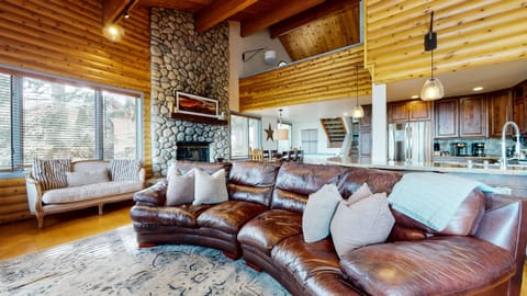 Deluxe, Renovated Home. Private Hot Tub, Pet-Friendly. Steps to Eagle Lodge House in Mammoth Lakes
