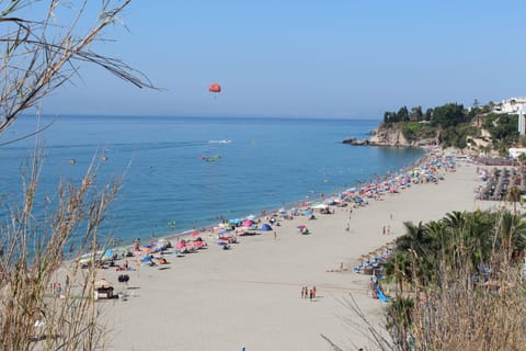 Beach nearby, sun loungers, beach towels