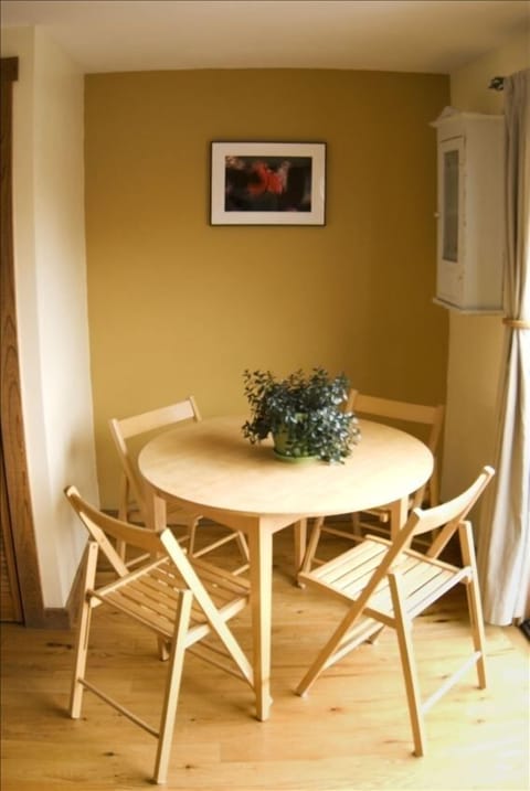 Kitchen table in Nook