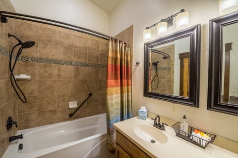 Combined shower/tub, hair dryer, towels