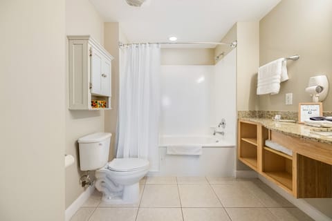 Combined shower/tub, hair dryer, towels