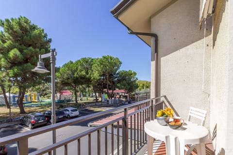 Terrace ouside of bedroom with view on park